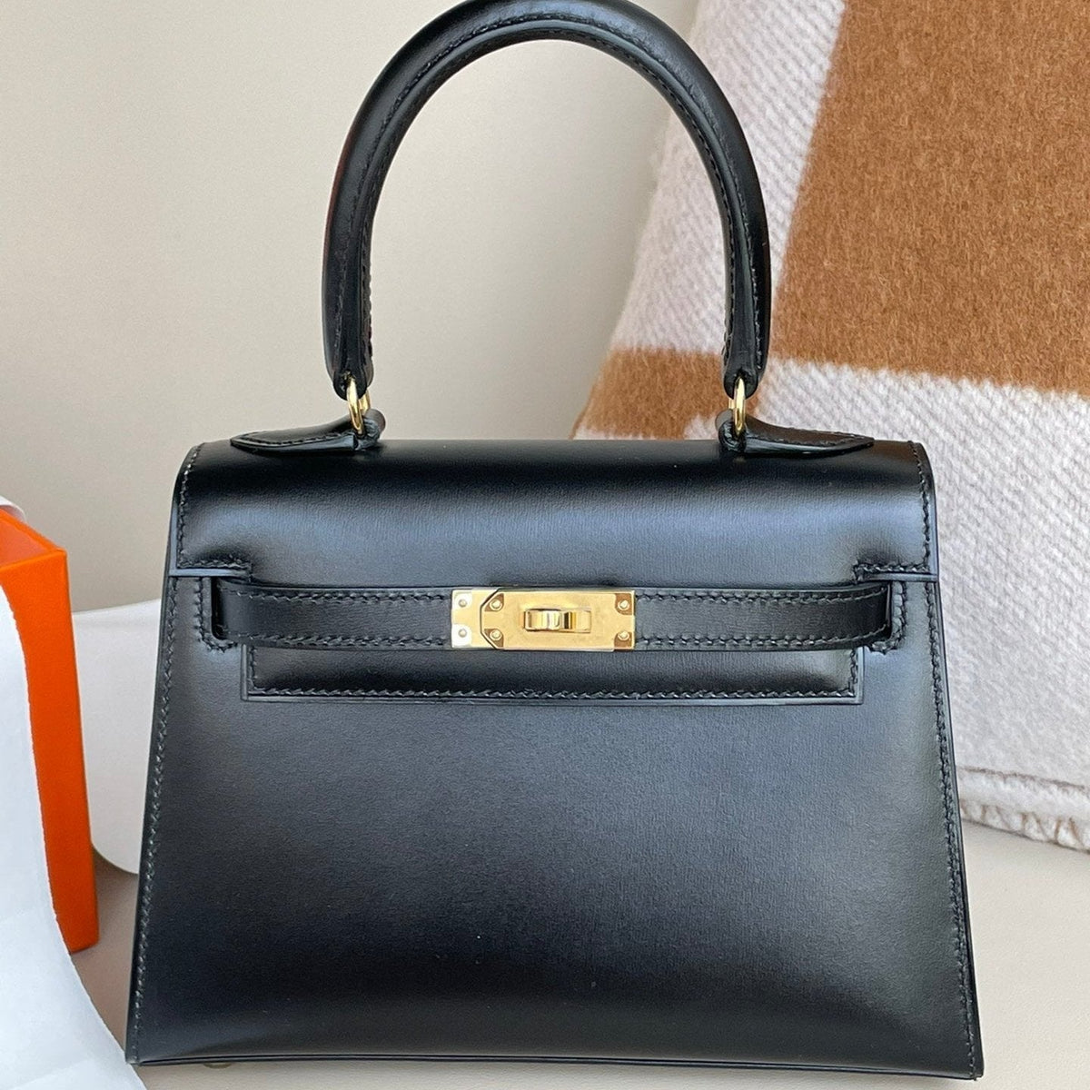 HERMES KELLY MINI 20 BAG IN BLACK SMOOTH CALFSKIN WITH GOLD HARDWARE