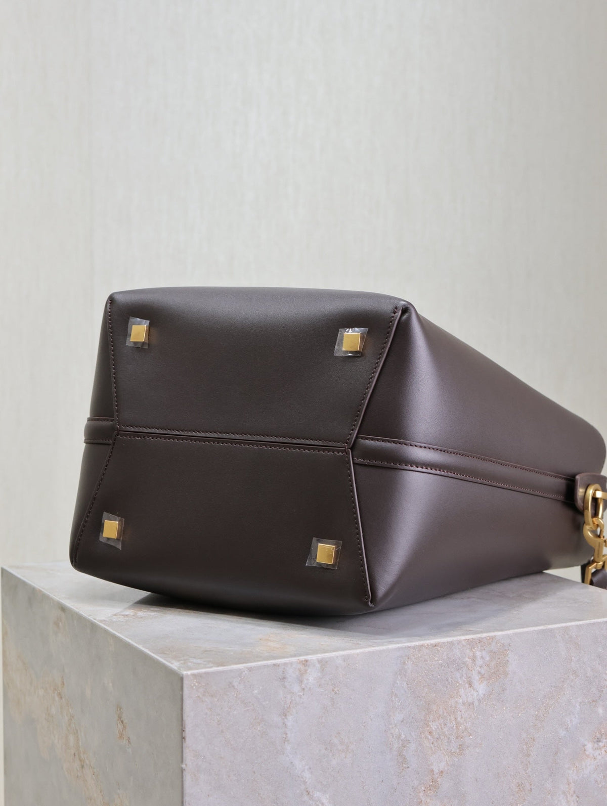 LE 37 MEDIUM BUCKET BAG 26 IN BRUNETTE BROWN CALFSKIN GOLD HARDWARE